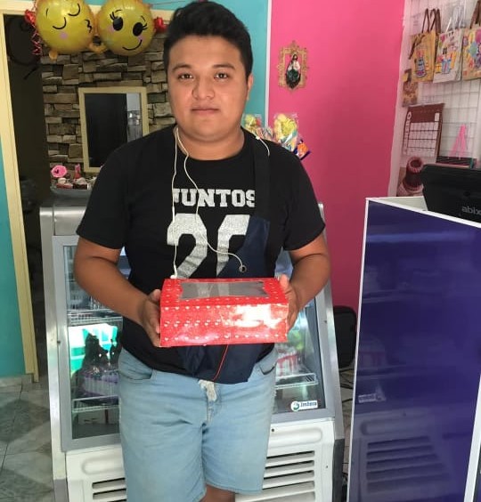 Persona con una caja de regalo en la tienda