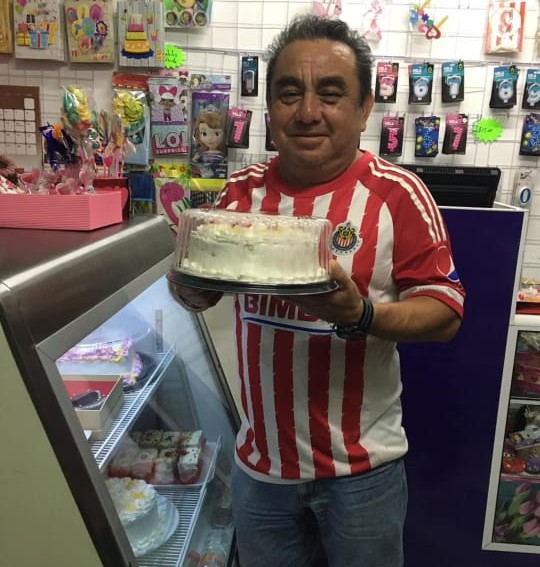 Persona mostrando un pastel de celebración