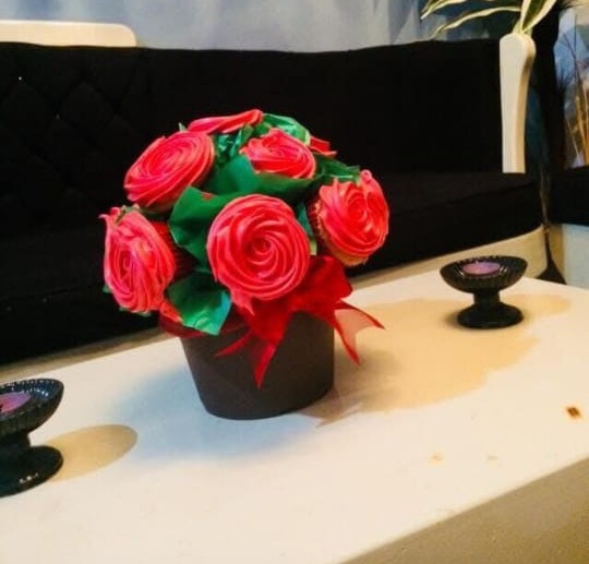 Arreglo decorativo de rosas rojas